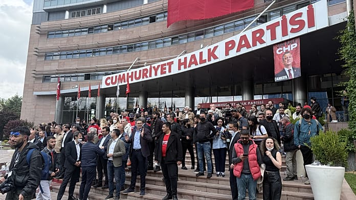 CHP’de Özgür Özel yönetimi olağanüstü kurultay için toplanan 833 imzayı Genel Merkez'e teslim etti