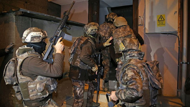 Bakan Gürlek açıkladı! 5 ilde sokak çetelerine operasyon: 32 şüpheli hakkında adli işlem