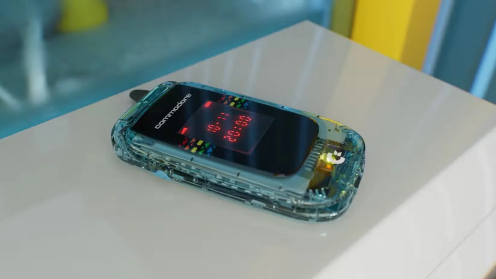 Commodore, sosyal medyayı engelleyen kapaklı telefon tanıttı