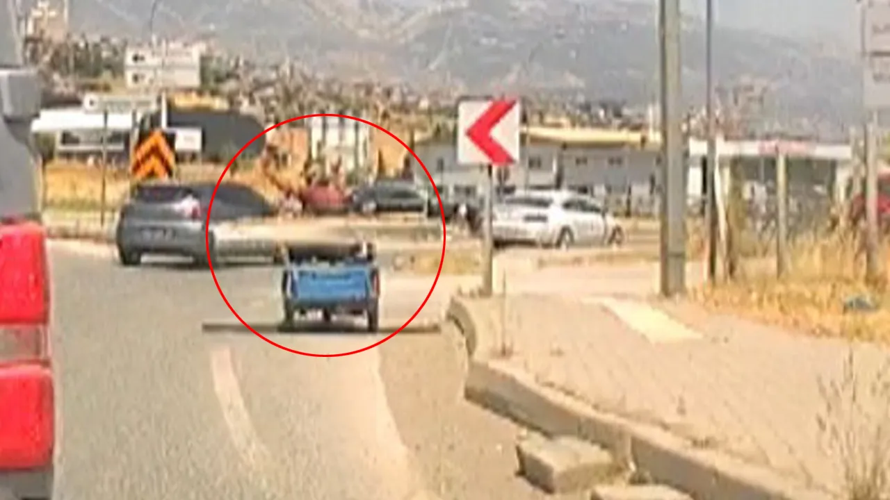 Trafikte ilginç anlar! Bir anda motosiklet üzerinde oynamaya başladı