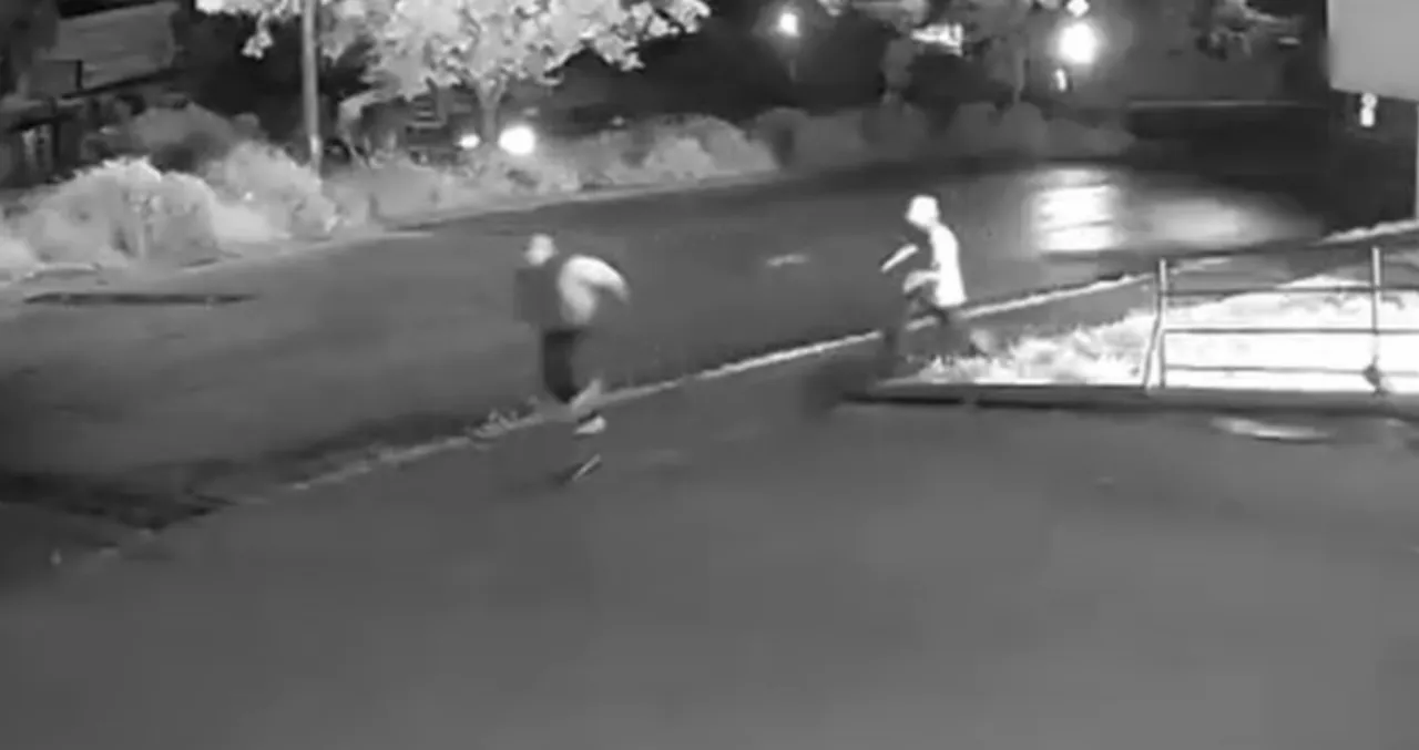 Bursa'da molotoflu saldırı kamerada! İş yerini kundaklarken az daha kendileri yanıyordu