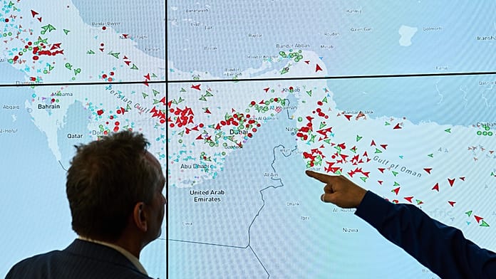 Hürmüz'den geçişler tekrar başladı: Boğazı kimin yöneteceği belirsiz