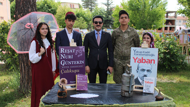 'Liseli Roman Kahramanları' sahnede