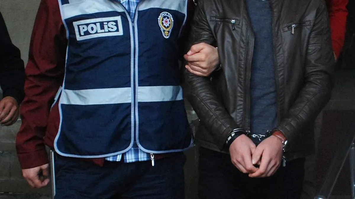 13 yılla aranıyordu: Evinde saklanırken kıskıvrak yakalandı!
