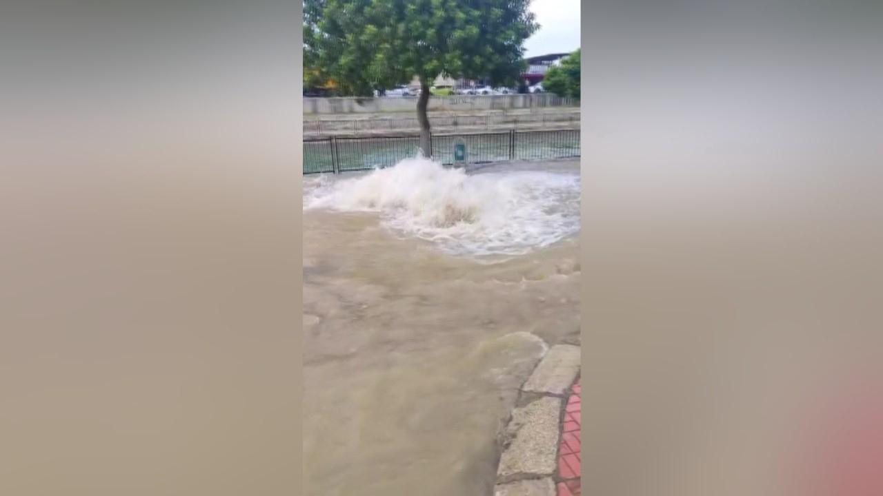 Adana'da su borusu patladı, cadde göle döndü