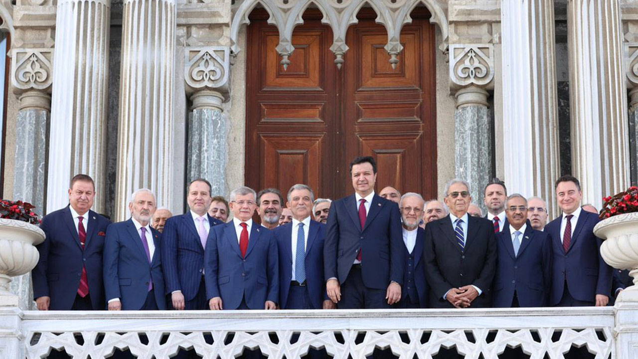 Abdullah Gül, Ahmet Davutoğlu, Ali Babacan, Fatih Erbakan ve Mahmut Arıkan aynı karede