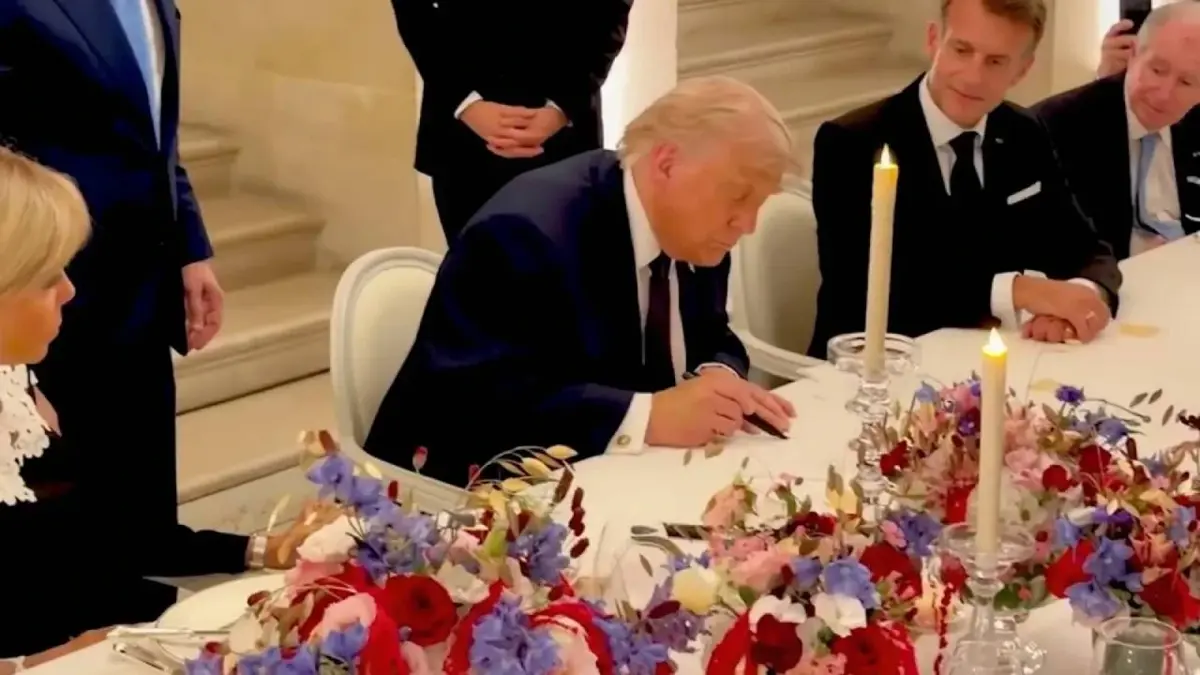 Trump, İran mutabakatını Versay Sarayı’nda imzaladı