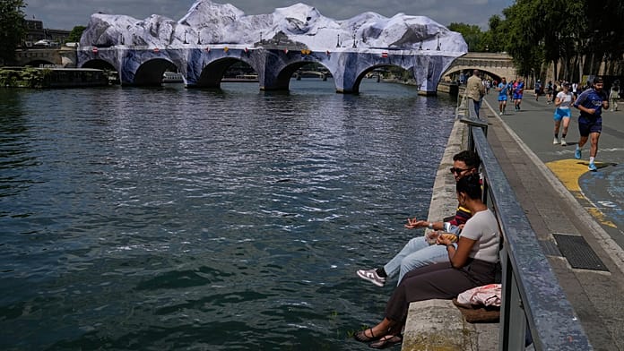 Paris'te Pont Neuf'teki JR'nin dev mağara enstalasyonuna ziyaretçiler akın etti