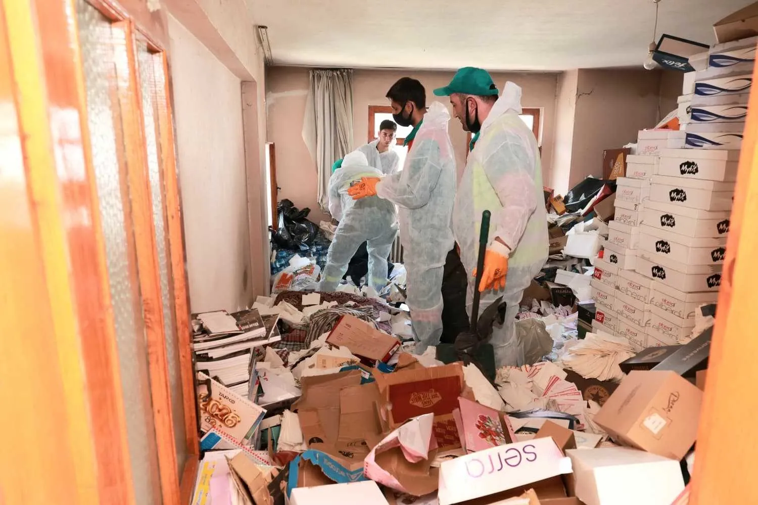 Bursa'da akılalmaz olay! Bir evden neredeyse 20 ton çöp çıkarıldı