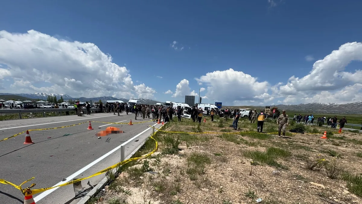Van'da feci kaza! İki araç kavşakta çarpıştı: 4 ölü, 2 yaralı