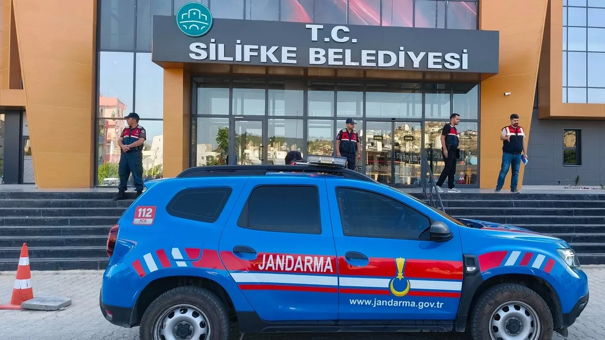 CHP'li Silifke Belediyesi'ne operasyon: Mustafa Turgut'la birlikte çok sayıda şüpheli gözaltında