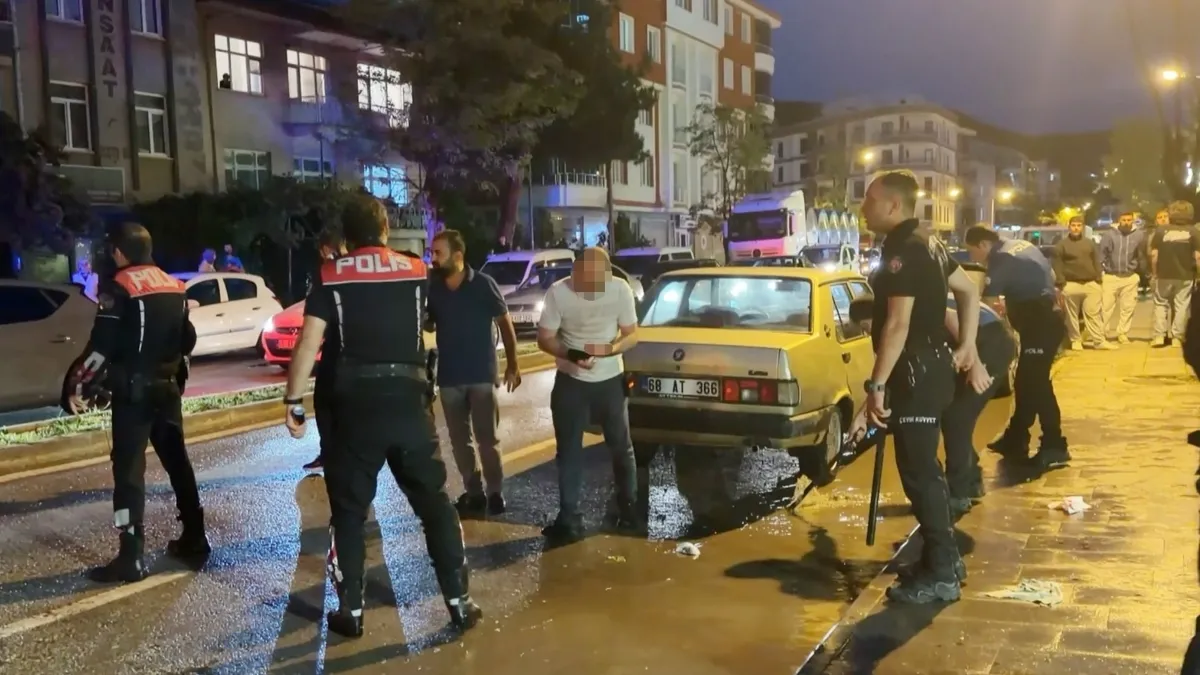 Aksaray'da kızını rahatsız eden genci takip edip kulağını kesti: Olay yerine giden polis yaralandı