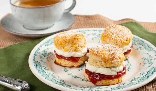 Beş çayınız için geleneksel bir İngiliz tatlısı: Scone