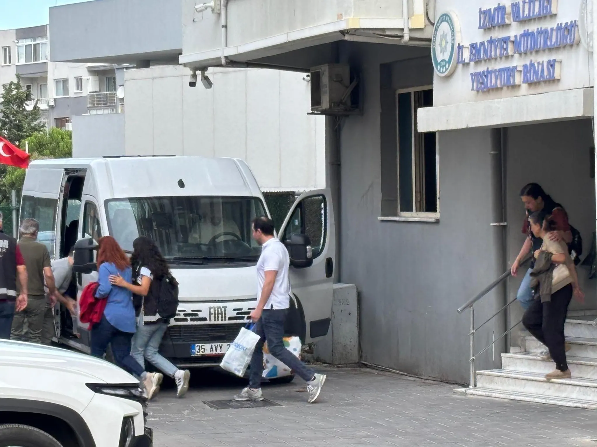 Seferihisar Belediyesi'ne operasyon! 7 şüpheli adliyede