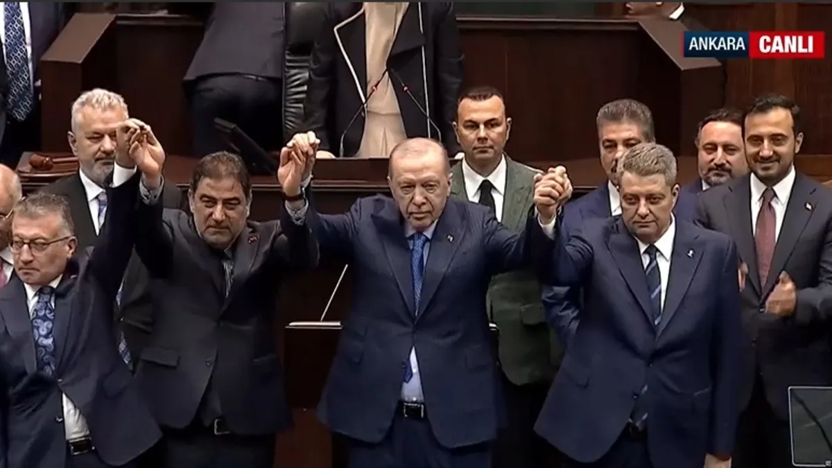 İYİ Parti'den istifa eden Ersin Beyaz AK Parti'de: Rozetini Başkan Erdoğan taktı!