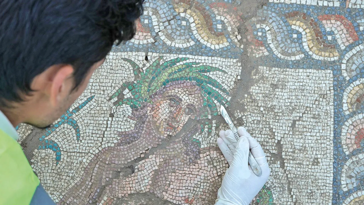 Aspendos’tan 1.800 senelik mozaikler çıktı