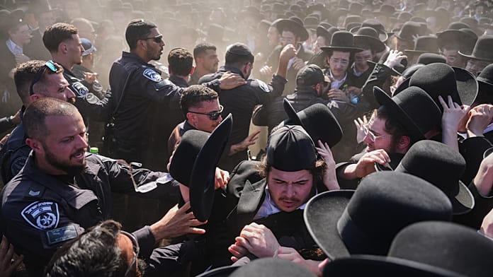 İsrail'de ultra Ortodoks Yahudiler zorunlu askerliğe karşı kitlesel protesto düzenledi