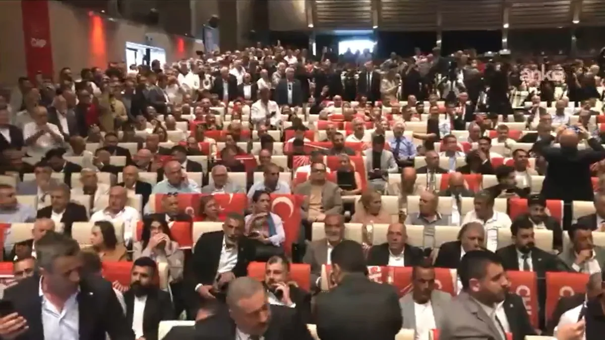 CHP'de kürsü savaşları! CHP Genel Merkezi'nde Özgür Özel'e sert sözler: Hırsız, rüşvetçi Özgür