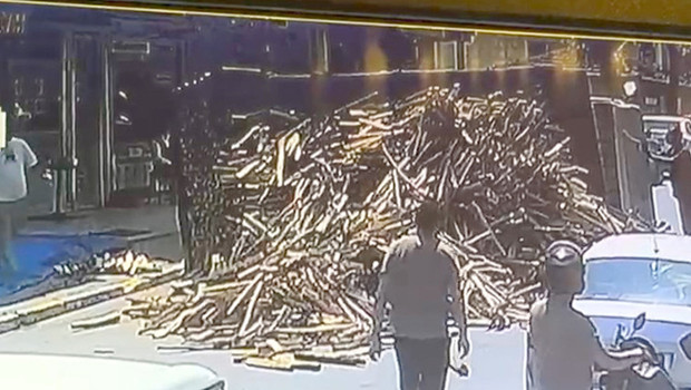 İstanbul’da odun yüklü kamyonun devrildiği anlar kamerada