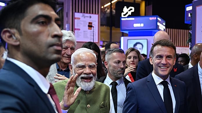 Macron ve Modi, Fransa'daki VivaTech'te Hindistan pavyonunu gezdi