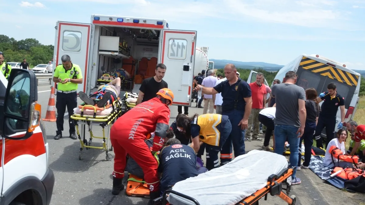 Edirne'de feci kaza! Yolcu minibüsü sıvı yağ yüklü tankere çarptı:16 yaralı