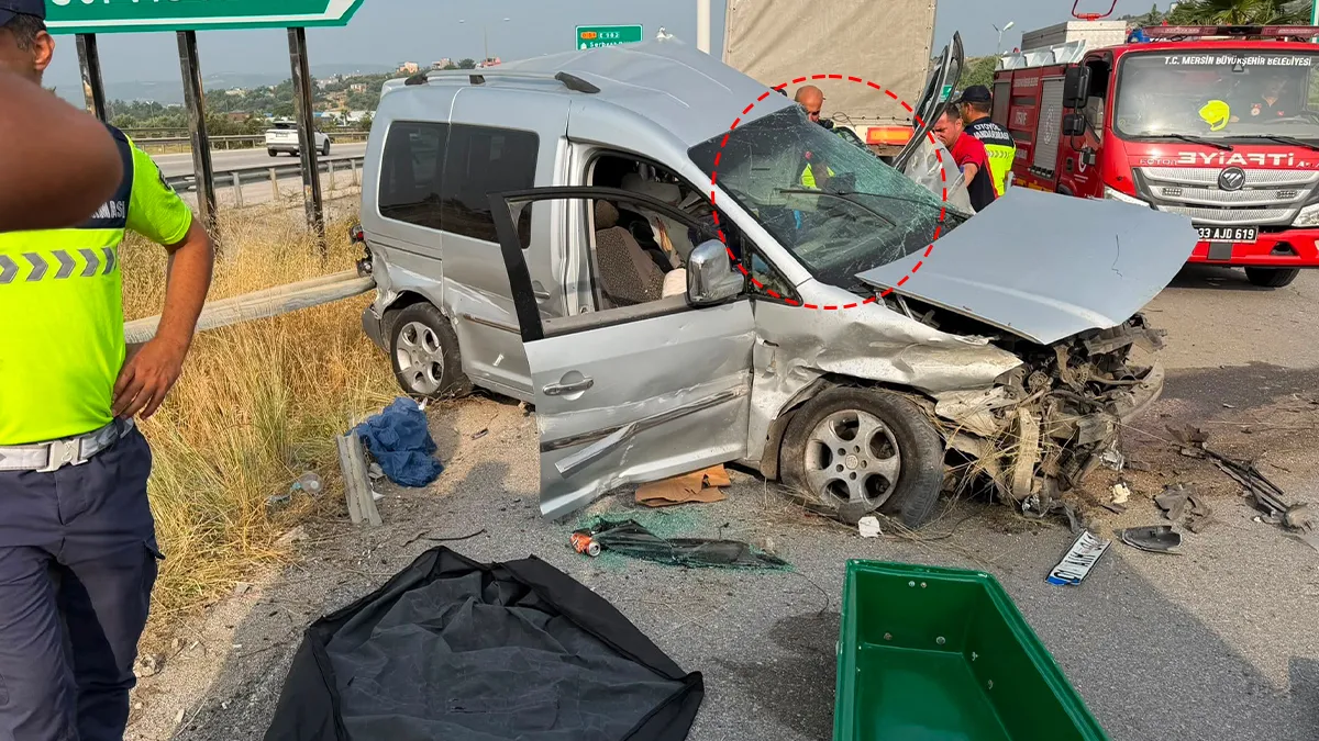 Mersin’de feci kaza! Otomobil tıra ok gibi saplandı: Ölü ve yaralılar var!