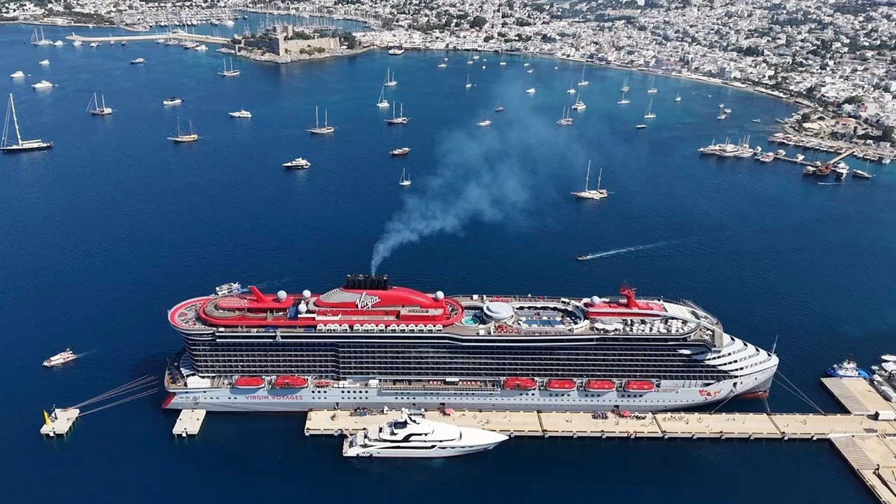 277 metrelik dev kruvaziyer Bodrum Limanı'na yanaştı
