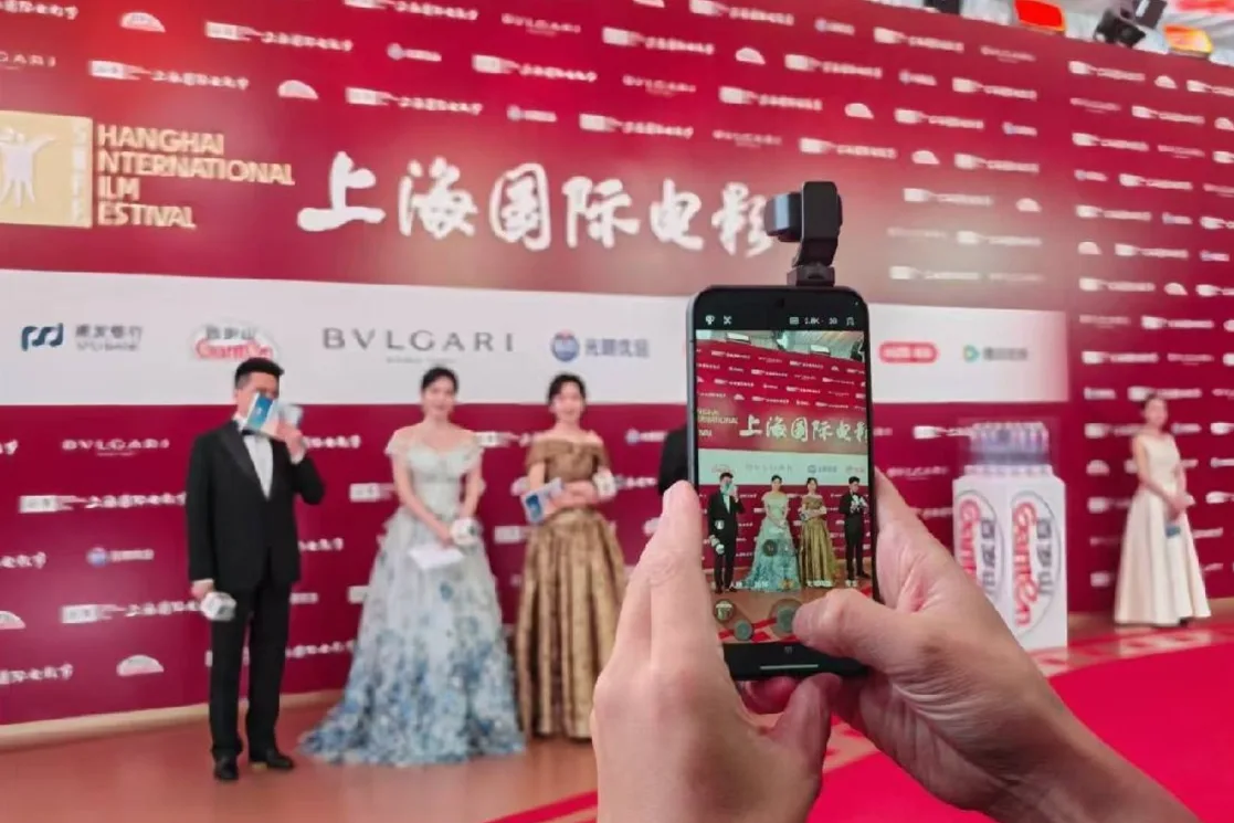 HONOR Robot Phone, Şanghay Film Festivali’nde sinematik video çekimi yaptı