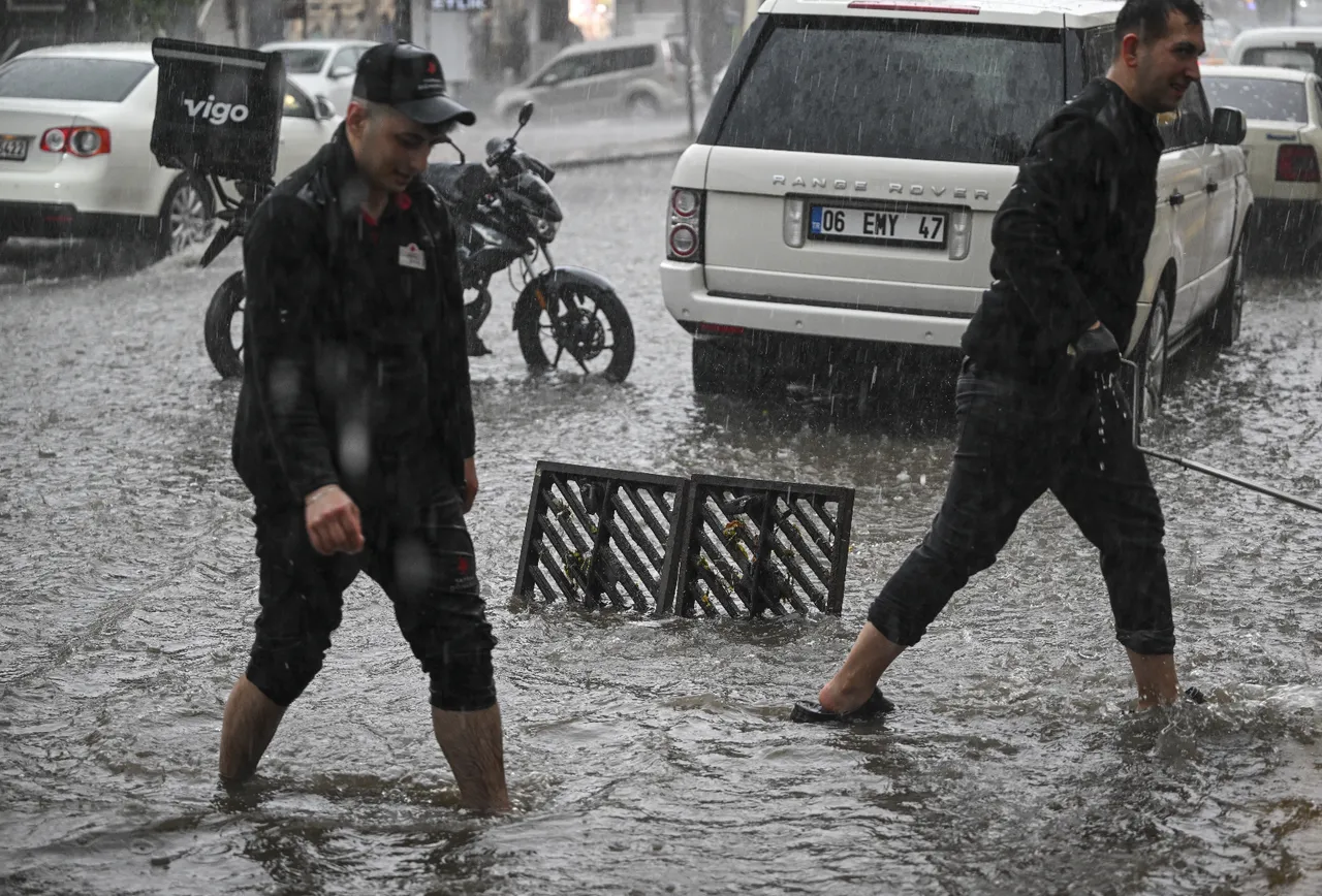 Yaz ortasında kış! İş yerlerini su bastı, yollar kapandı