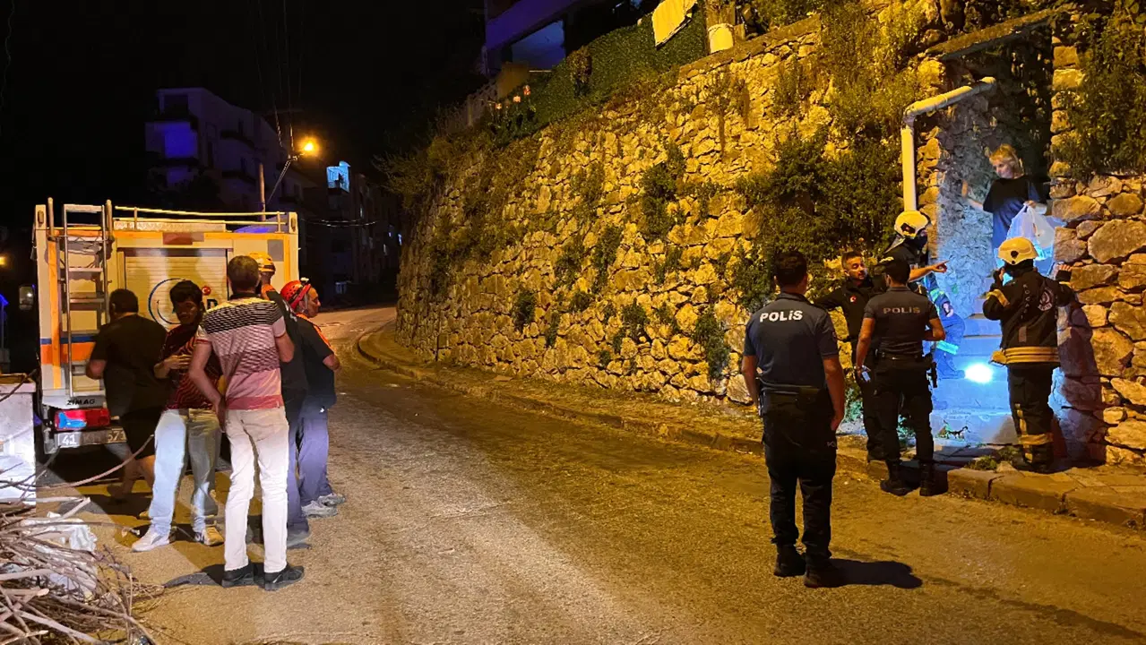 Evin tavan sıvaları düştü, 5 kişi tahliye edildi