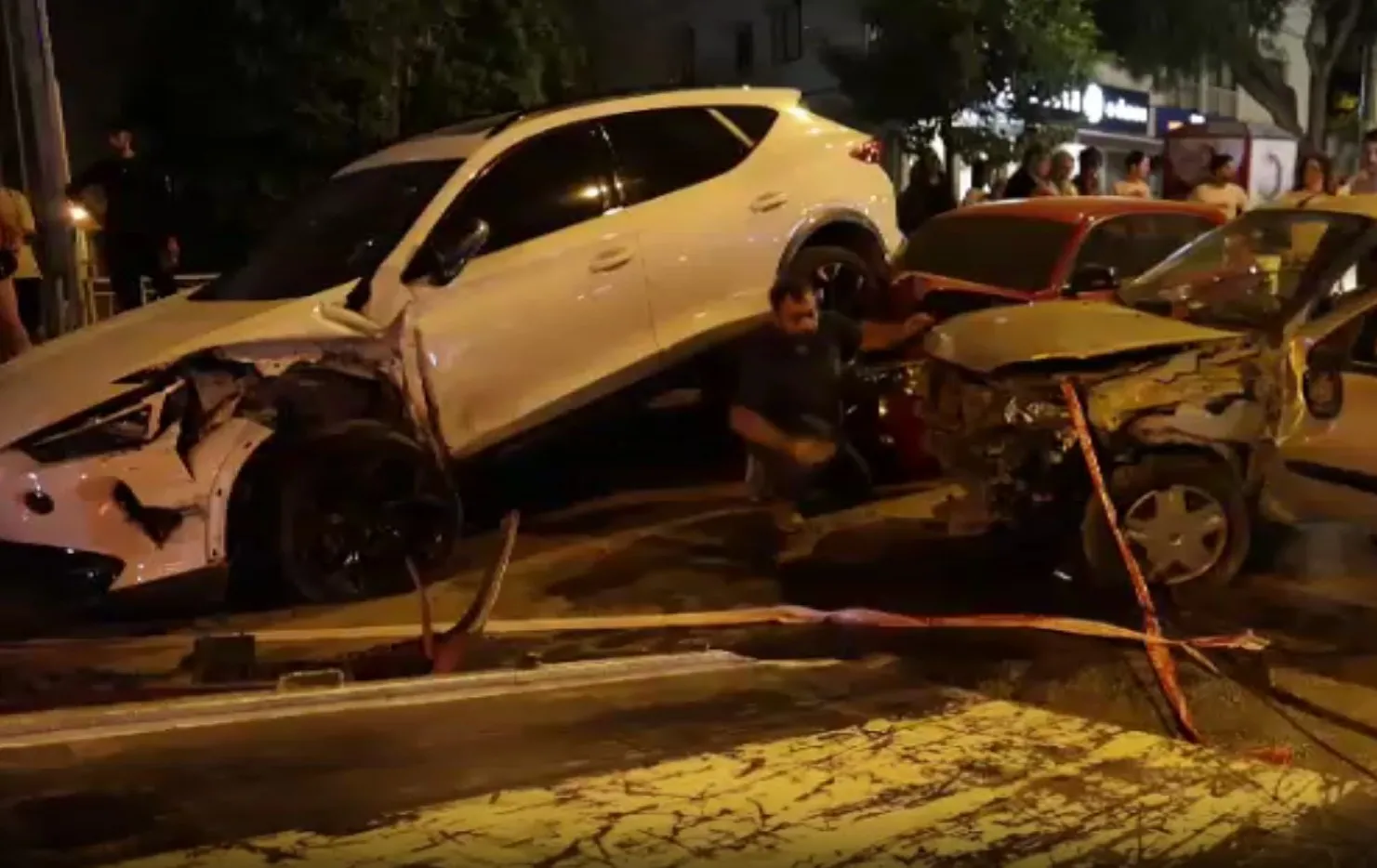 Direksiyon başında kalbi durdu! İki araca çarptı: 1 ölü