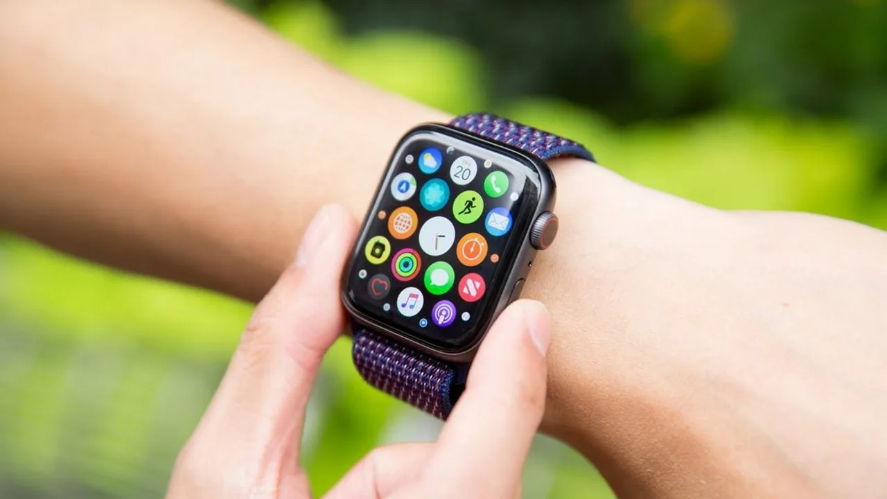 Apple Watch rakiplerine fark attı! Samsung kan kaybediyor