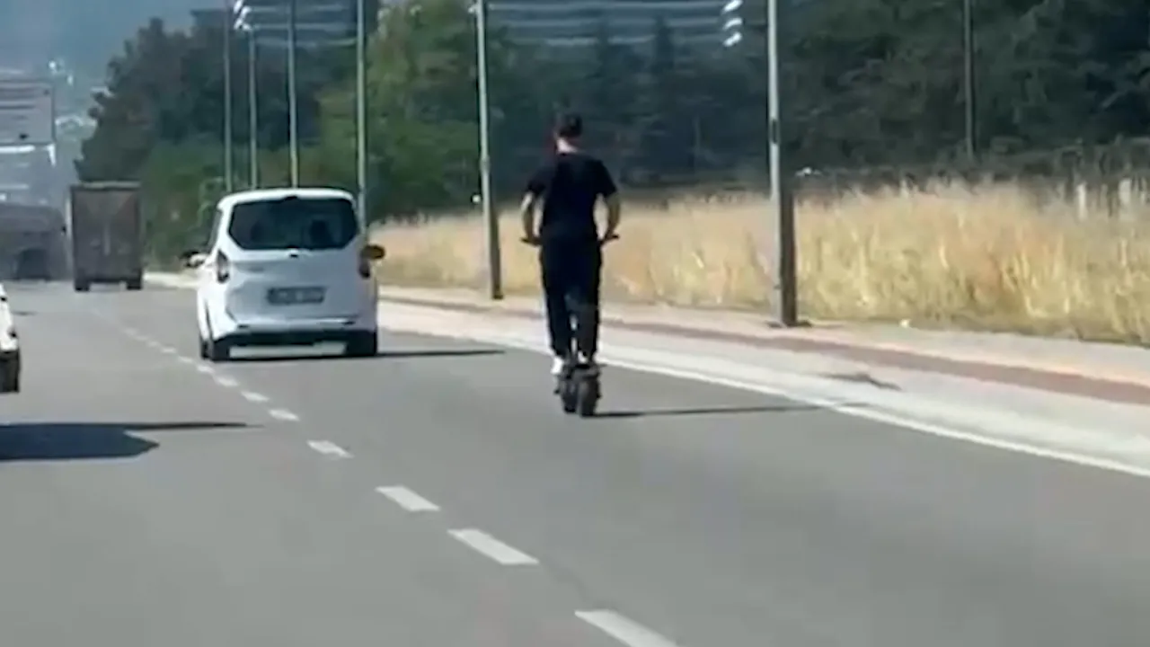 Kask yok, hız 90 kilometre! Bursa'da scooter sürücüsünün tehlikeli yolculuğu kamerada