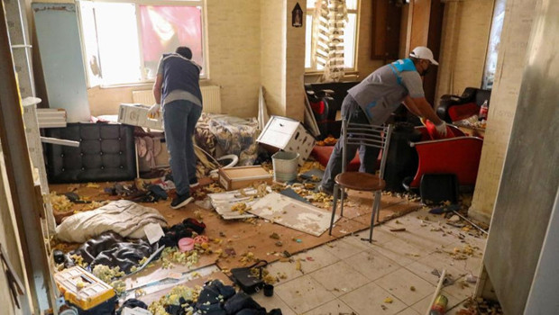 Diyarbakır’da apartman sakinleri şikayet etti! Bir evden 3 kamyon çöp çıkartıldı