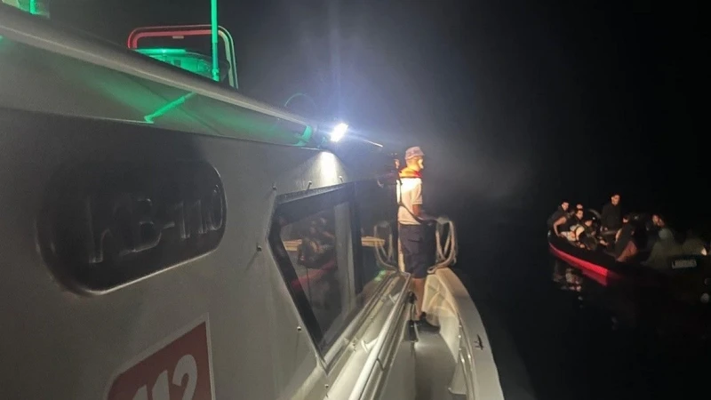 Bodrum açıklarında nefes kesen operasyon: Yardım çağrısı yapan bottan 26 göçmen kurtarıldı