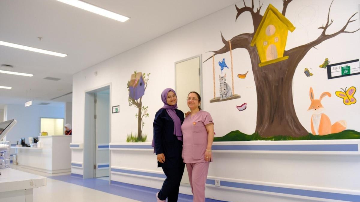 Mersin Şehir Hastanesi’nde duvarlar çocuklar için renklendirildi