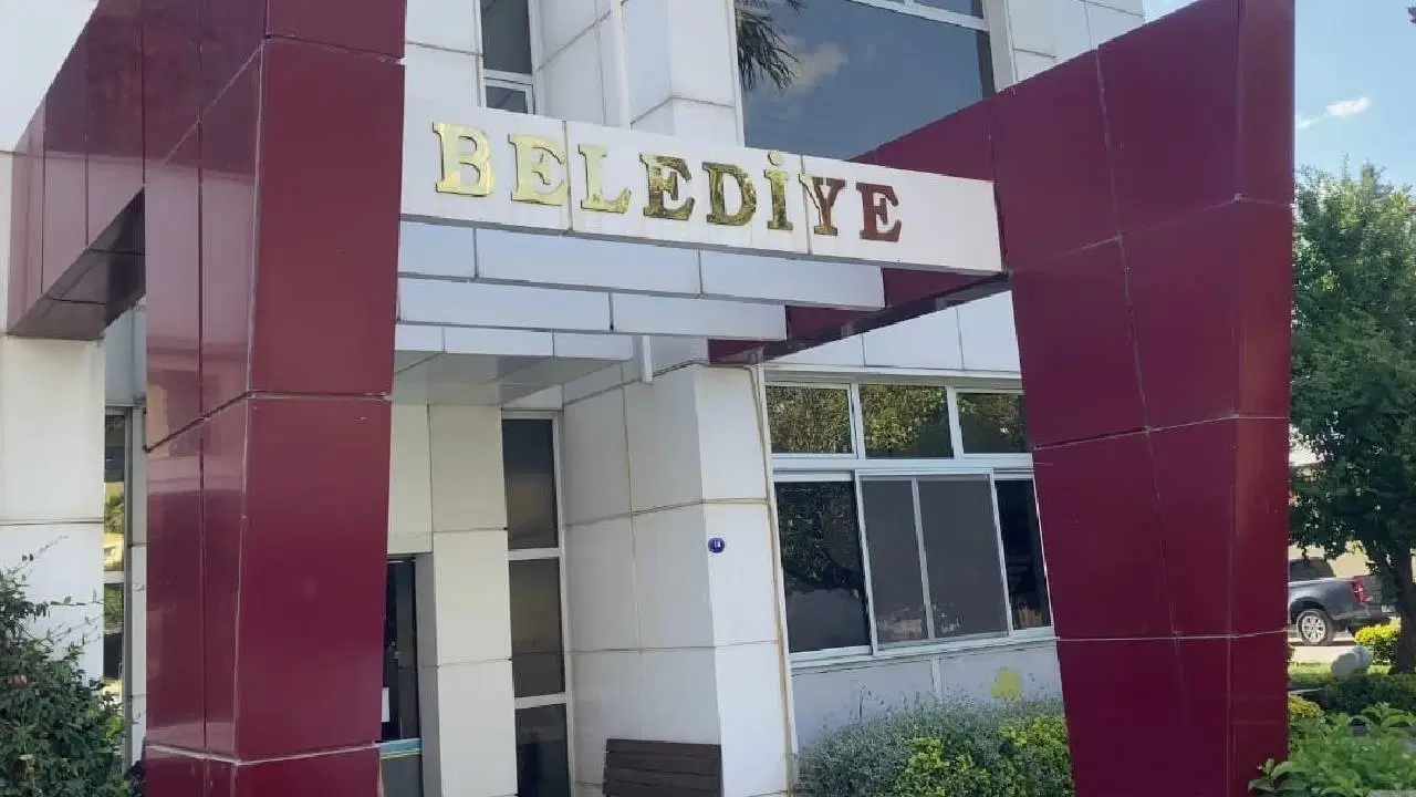 Seferihisar Belediyesi'ne operasyon... Gözaltına alınanlar adliyeye sevk edildi