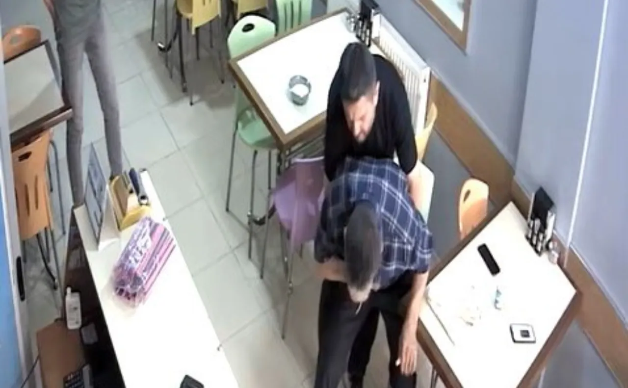 Tokat'ta boğulan müşterinin Heimlich manevrasıyla kurtarılma anı kamerada