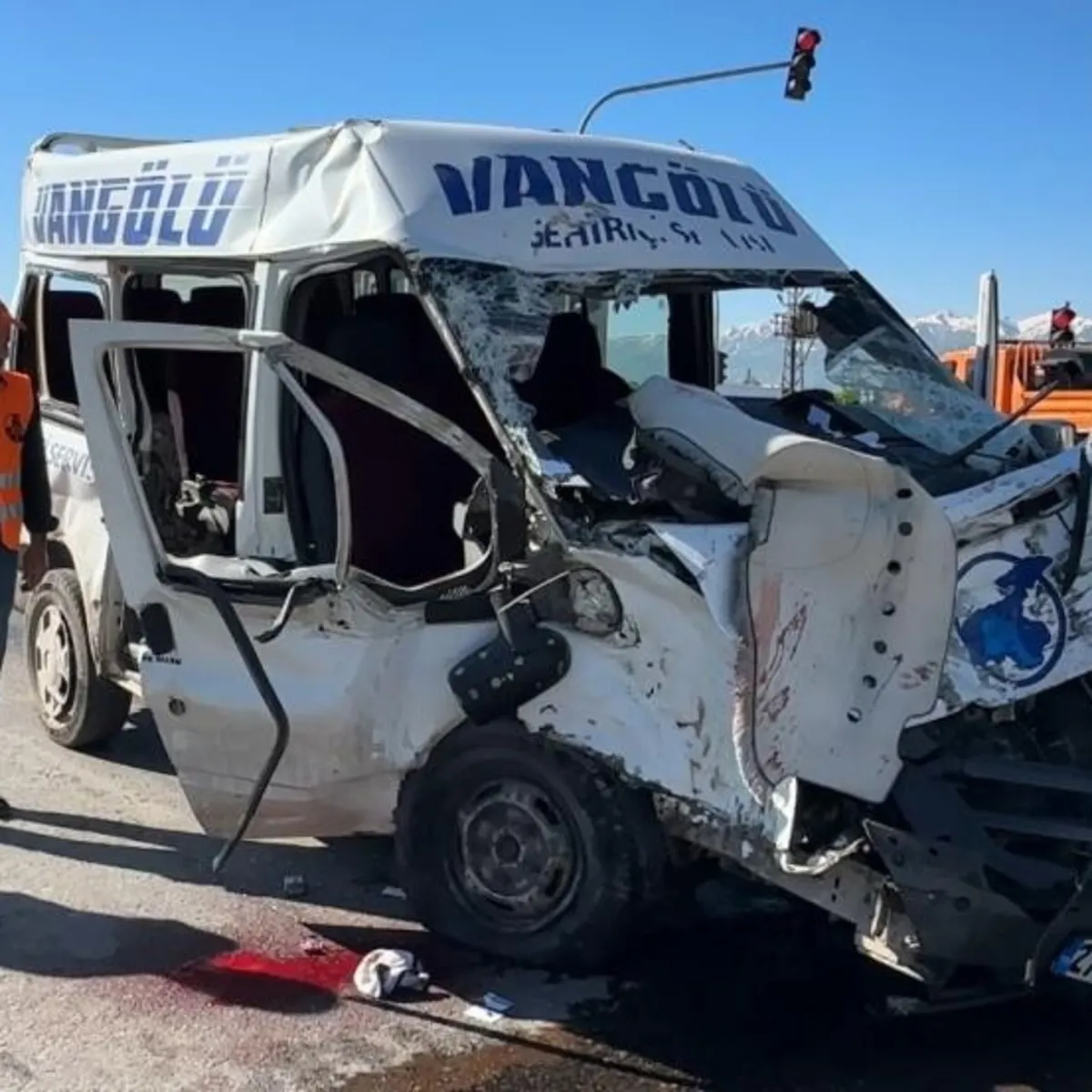 Hakkari Yüksekova'da yolcu minibüsü ile kamyon çarpıştı: Ölü ve yaralılar var