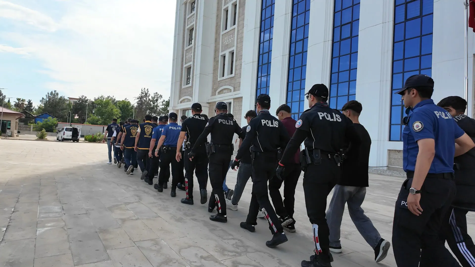 Adıyaman'da silah teşhirine operasyon! 14 şüpheli gözaltına alındı