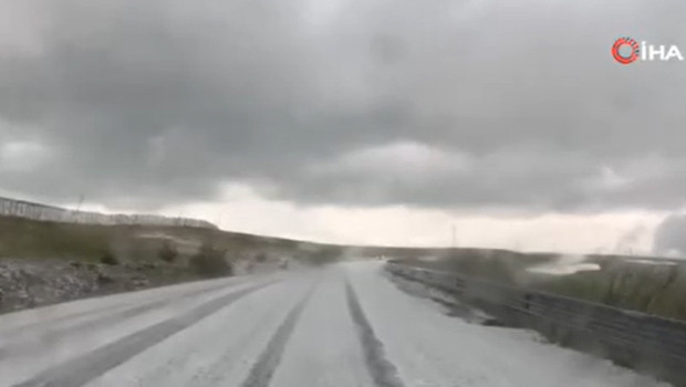 Ardahan'da dolu yağışı: Karayolu beyaza büründü