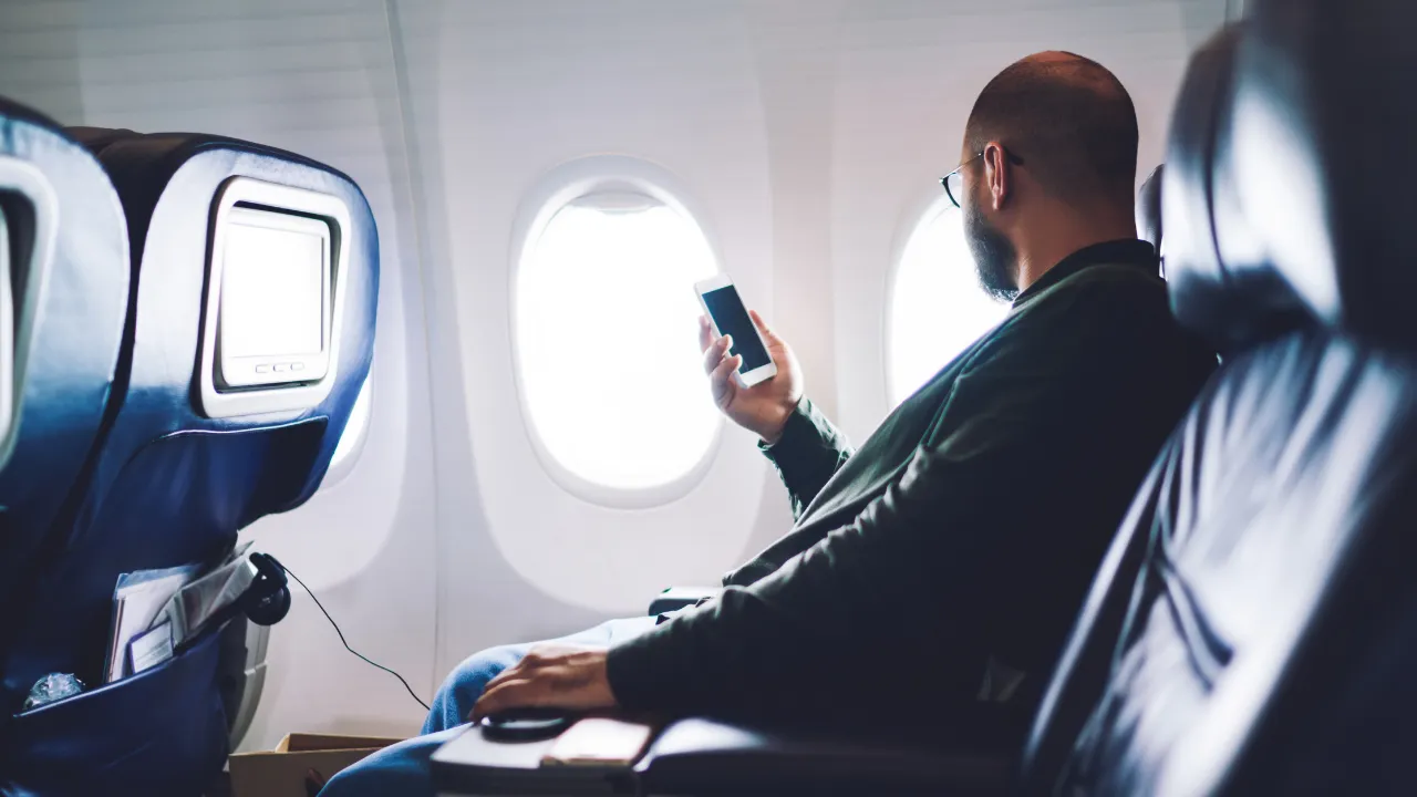Uçakta yangın paniği! Akıllı telefon alev aldı