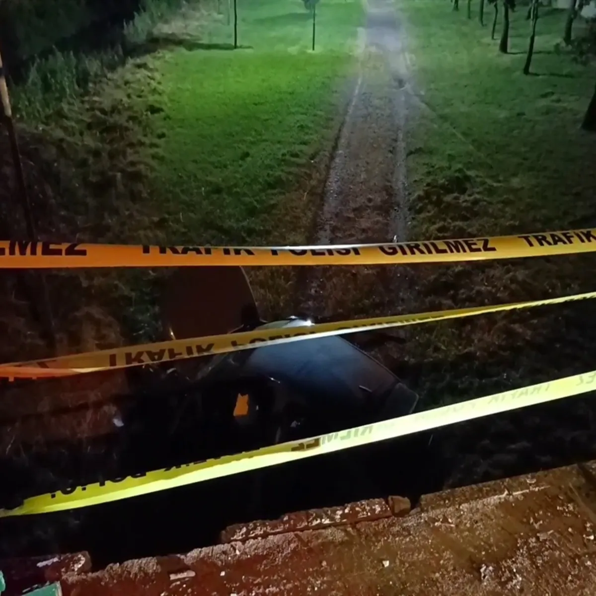 Bursa'da feci kaza! Navigasyona uydu otomobil dereye uçtu