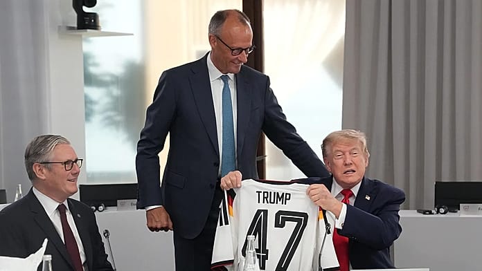 Video: G7'de Alman şansölye Trump'a 'Trump 47' yazılı forma hediye etti