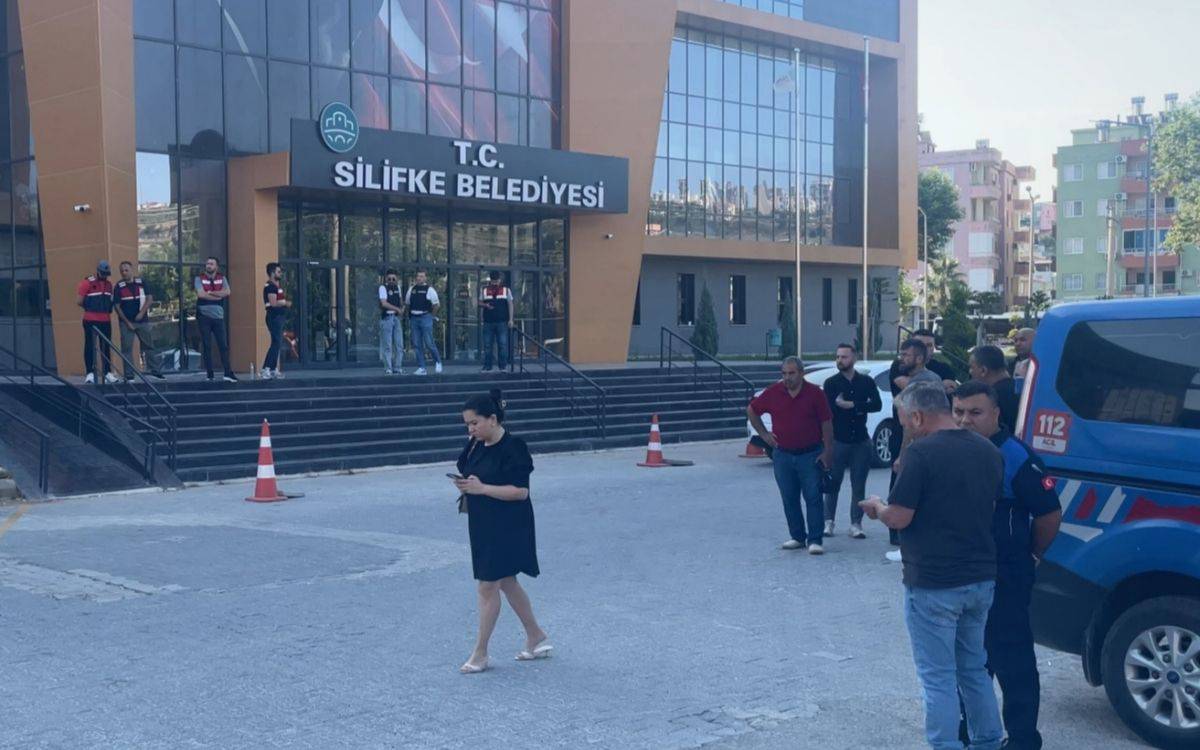 Silifke Belediyesi’ne operasyon: Belediye Başkanı Mustafa Turgut gözaltına alındı