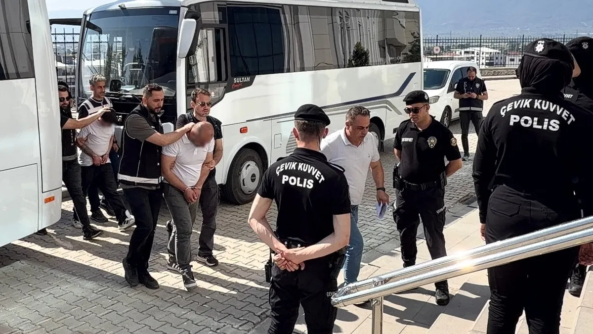 Zehir tacirlerine helikopter destekli operasyon: 52 kişi gözaltına alındı