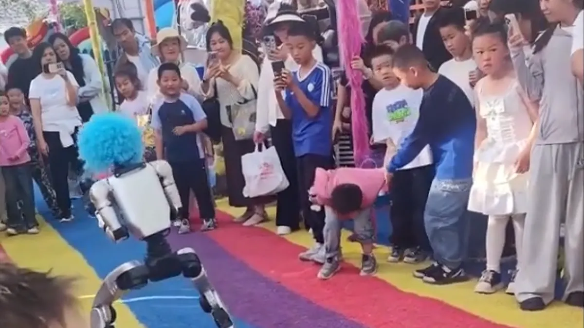 Mavi peruklu bir robot küçük çocuğa döner tekme attı