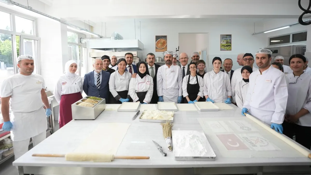 Geleneksel Türk tatlısı baklavanın yapımı okul sıralarında: Meslek lisesinde baklava dersi