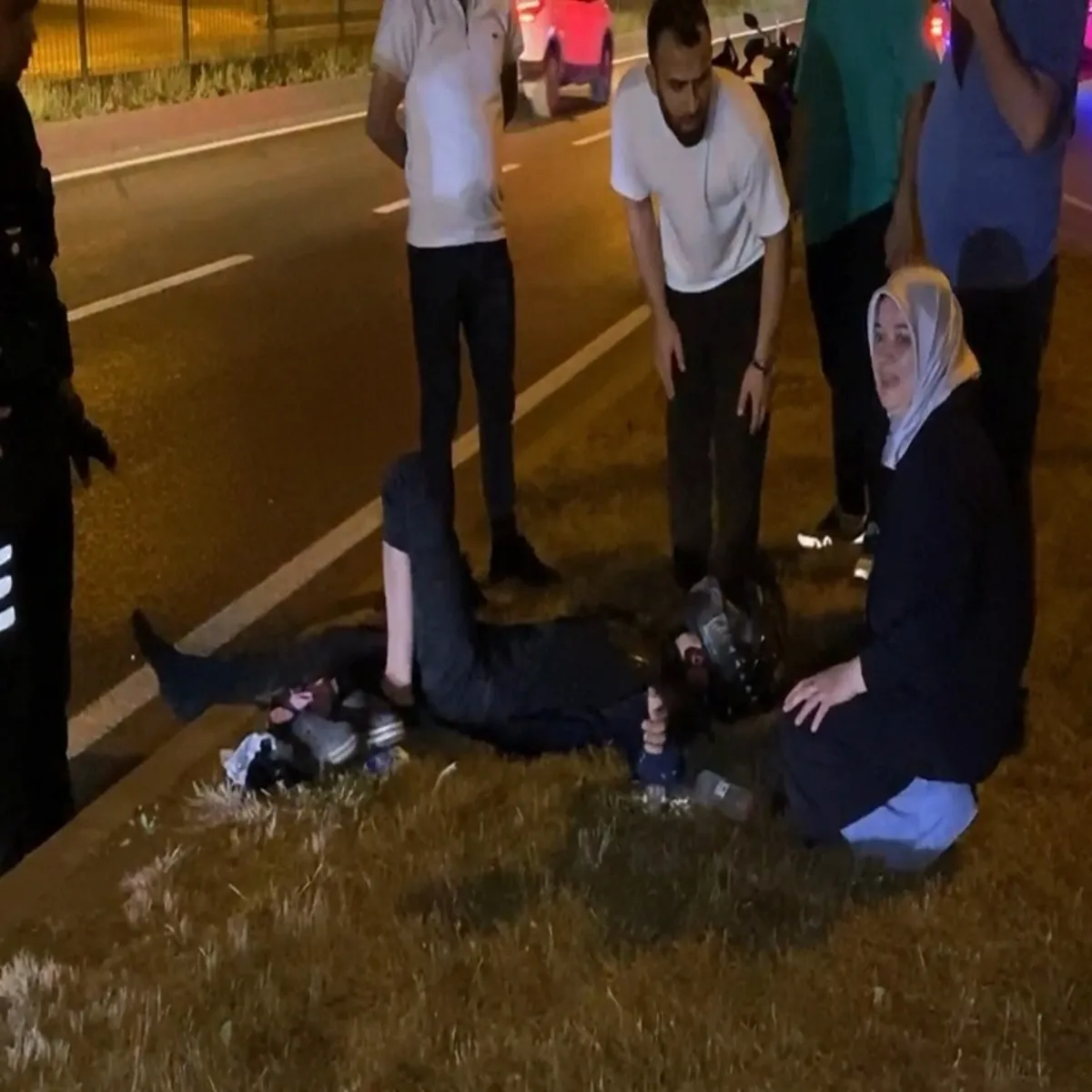 Kaza yapan oğluna ilk koşan annesi oldu! Elini bir an olsun bırakmadı