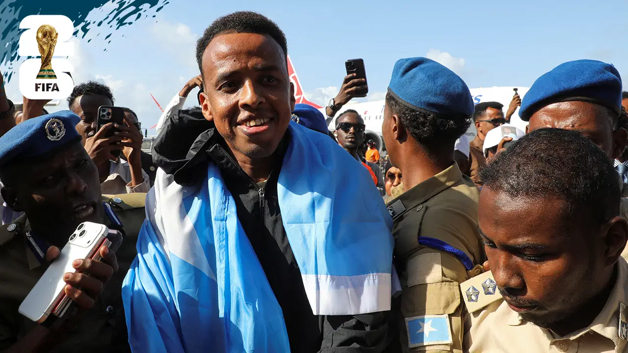 ABD'ye girişi engellenen FIFA hakemi Omar Abdulkadir Artan'a ülkesinde coşkulu karşılama!